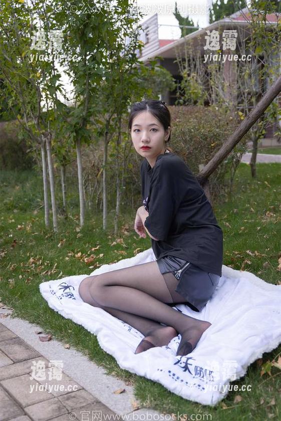 BoBoSocks袜啵啵-小沫 BoBoSocks袜啵啵 - 小沫的定制写真:绿色丝袜在阳光下的微妙舞动,真是让人心痒!