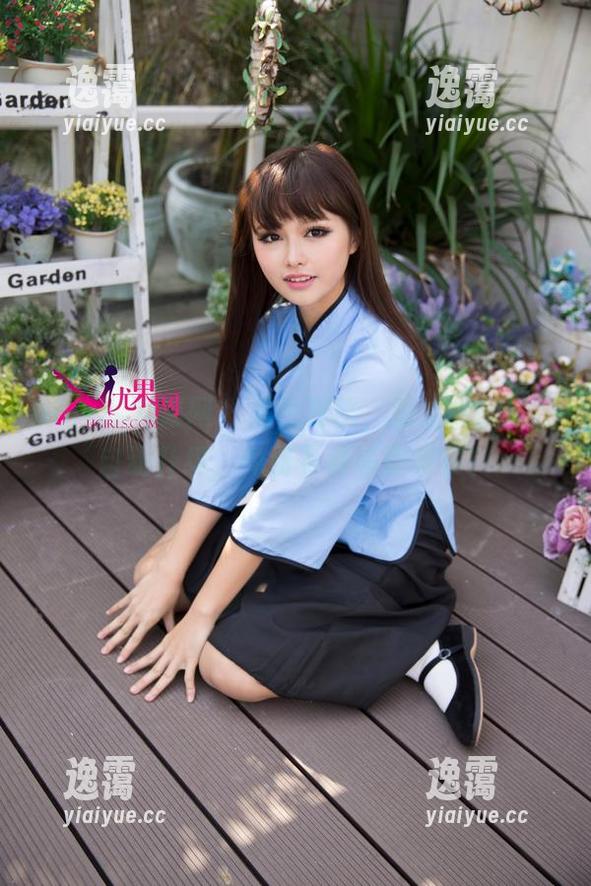 UGirls尤果网 - 黑白对比，张之龄的风情自动升级，免费下载等你来拿！