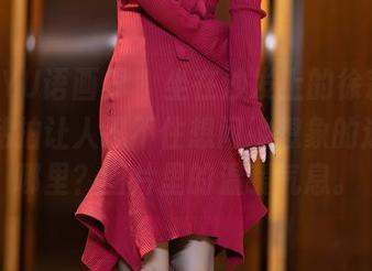 XIAOYU语画界 - 坐在沙发上的徐莉芝，居家私拍让人忍不住想问她想象的边界在哪里？图片里的温暖气息。