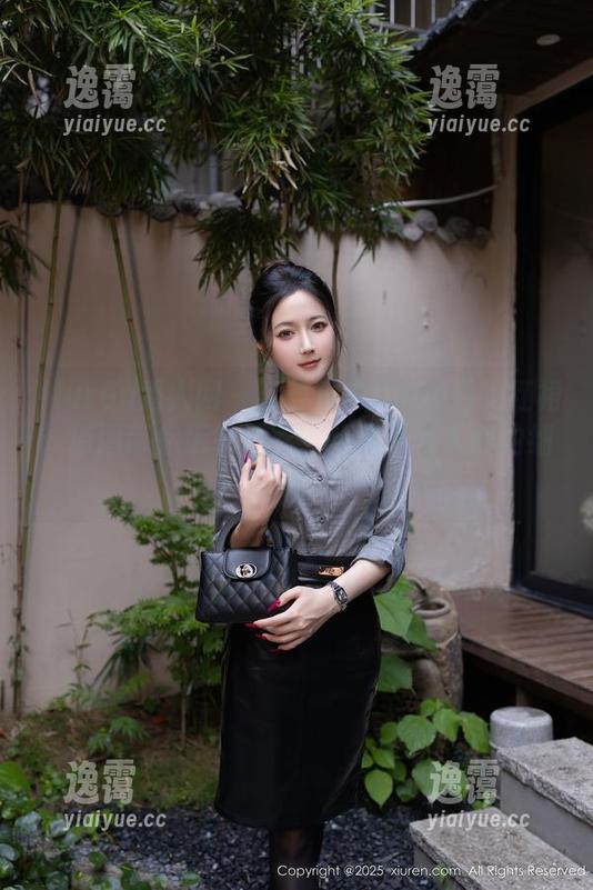 Xiuren秀人网 - 当养乐多DoDo遇上红裙：原图带你玩转色彩，精选不为人知的细节