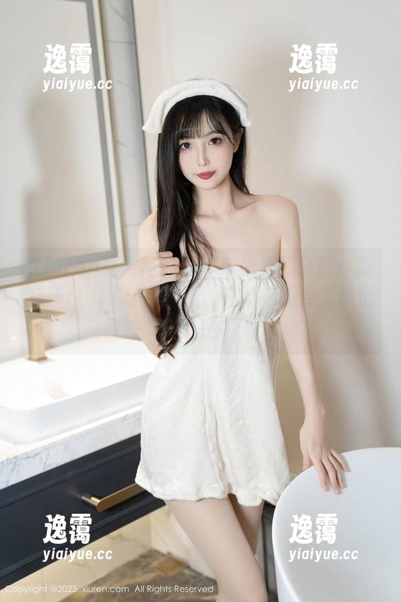 Xiuren秀人网 - 纯真与妩媚的交错：张文妍MuLA的校服图，在精选图库里悄悄发光！