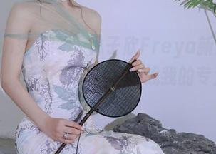 Xiuren秀人网 – 林子欣Freya新出的眼镜套图，感觉她就是在挑战我的专注力极限呢。