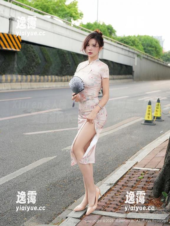 Xiuren秀人网 - 白浅浅穿上制服，私拍美图里的不一样的她，嘿嘿！