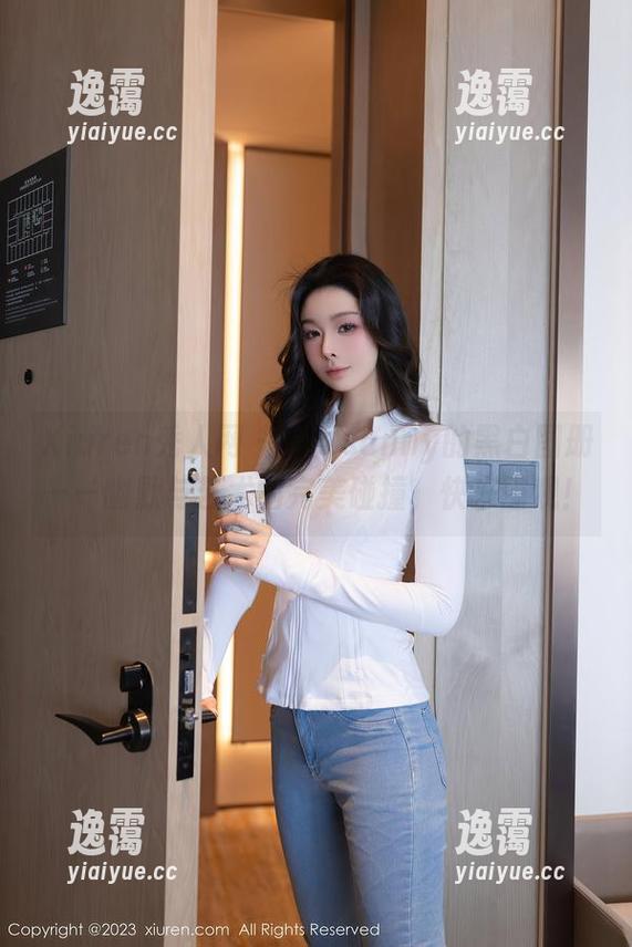 Xiuren秀人网 - 龙女sunny的黑白图册——幽默与艺术的完美碰撞，快来围观！