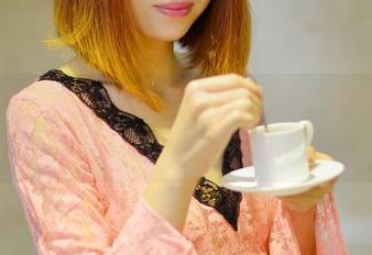 pans – 水果拼盘与婚纱美图：果汁博主的时尚博弈大揭秘！