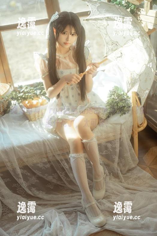 高清写真，rua阮阮和她的小裙子在花房里开花了，太可爱！