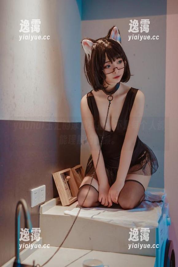 yuuhui玉汇的泳池私拍：不是每个人都能理解的慵懒。