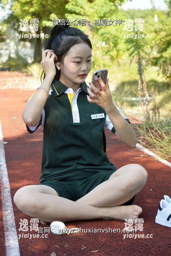 初夏女神 - 依依最新可爱套图奉上：让我感受到什么叫‘心动’和‘突击’