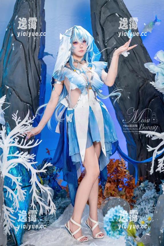 咬一口兔娘 私拍咬一口兔娘:连衣裙里的恍惚与梦境,真是奇妙的组合