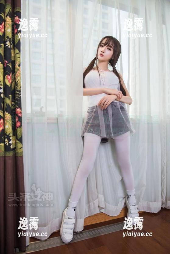 头条女神 - 当短裙遇上易阳：写真套图里的每一次扭腰都是风的邀请信。