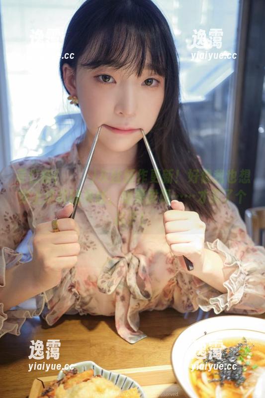 姜仁卿(강인경)灰丝新作更新！好像我也想穿上这样的灰丝，结果发现……才买了个袜子！