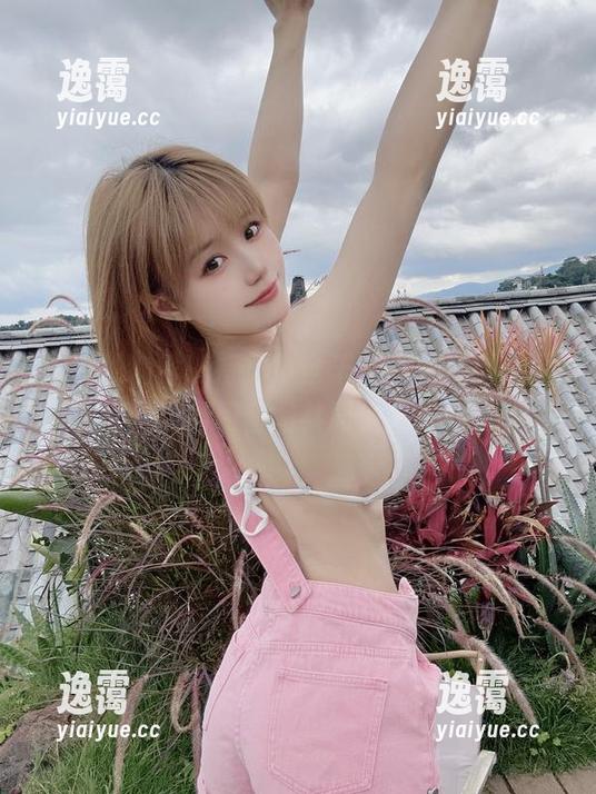 红色礼物裙加持，小仓千代w的风情，原图和套图共同发力
