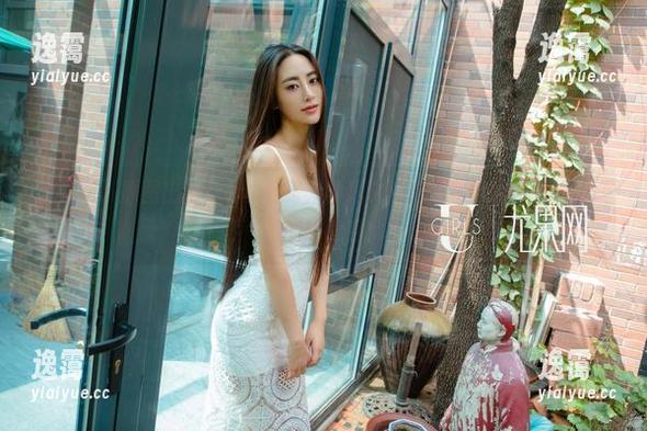 尤果网 - 原图出击，白裙齐飞：李思宁让这场写真变成了一场滑稽的时尚秀！