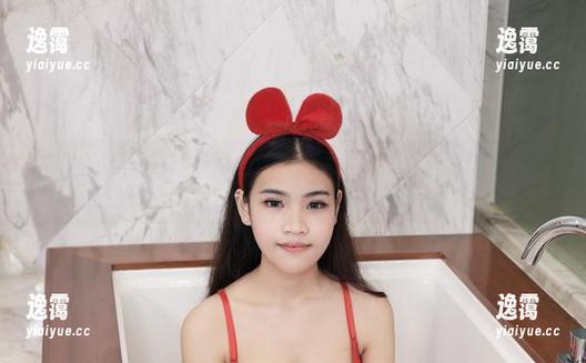 尤物馆 - 在孟狐狸FoxYini的套装写真集中，光影游戏有多俏皮？快来下载！
