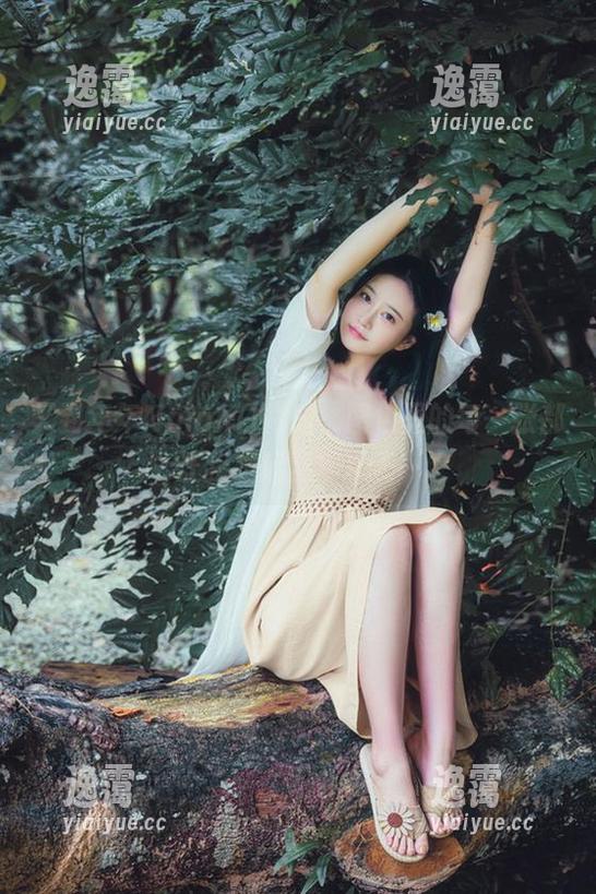 年年Nnian 又到年年Nnian白裙时,图包里的每一张都让我想起那年夏天…