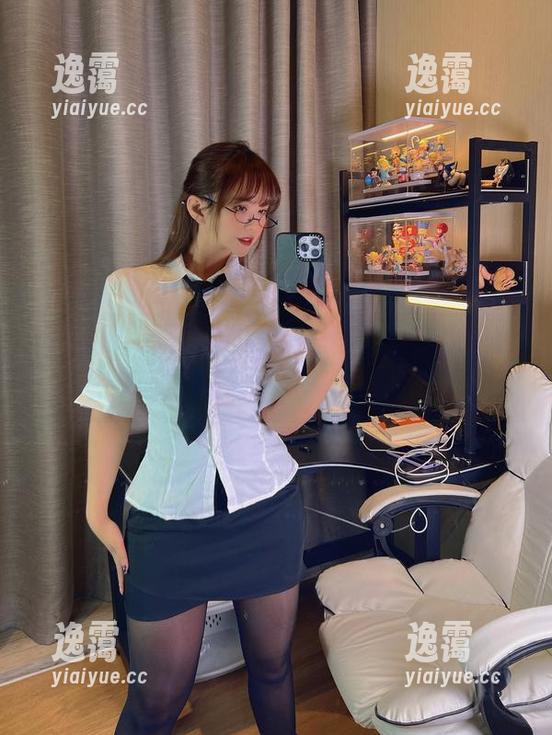 张思允 微密圈 - 张思允的棉袜:图片中,袜子和腿的默契演出,只差个小品了!
