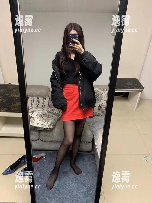 微密圈 - 来看看提袜少女的私拍，原图里高跟鞋的魅力让人忍不住瞄！有点意思！