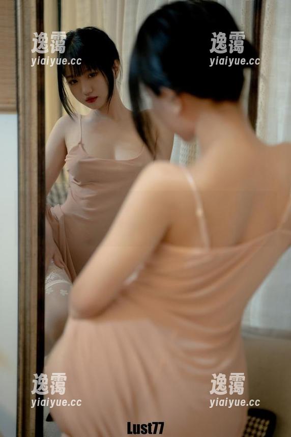 柒柒不可爱的制服黑丝套图，ohmygod！这一套造型让我心跳加速！