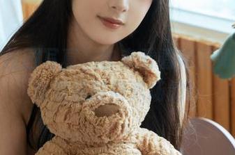 浅安安校园写真，快来看看她是如何让宿舍变成时尚秀场的！