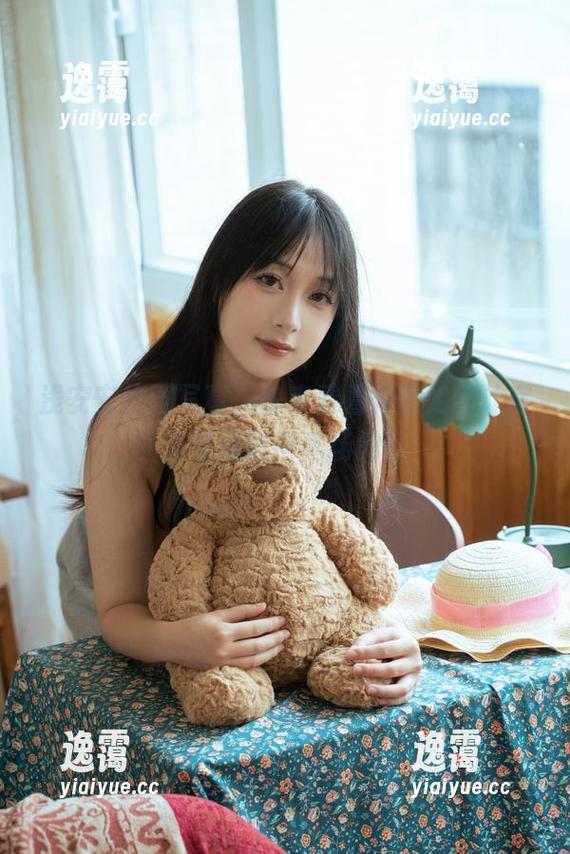 浅安安校园写真，快来看看她是如何让宿舍变成时尚秀场的！