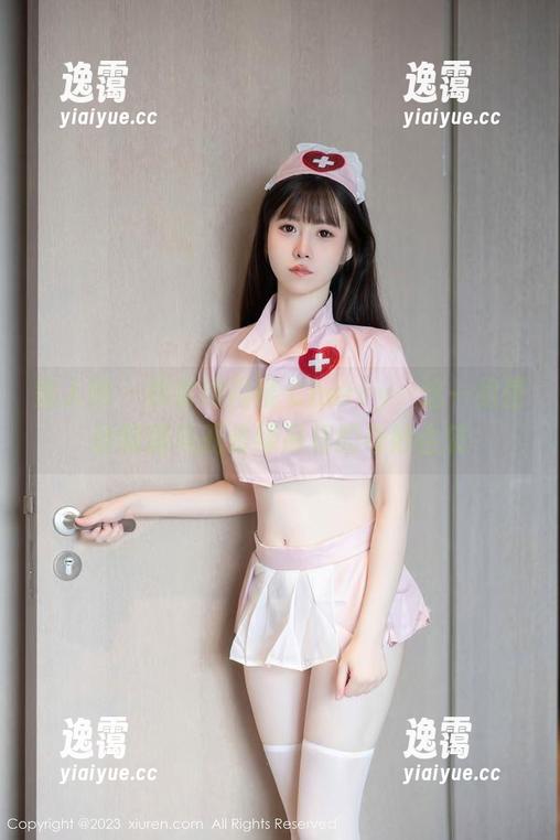 秀人网 - 探秘绯月樱-Cherry：这一组蕾丝制服与孔雀绿吊裙的奇妙合辑