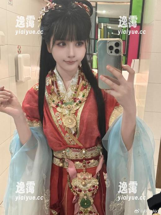 秋山AkI的油亮写真，套图里泛着淡淡的甜腻感