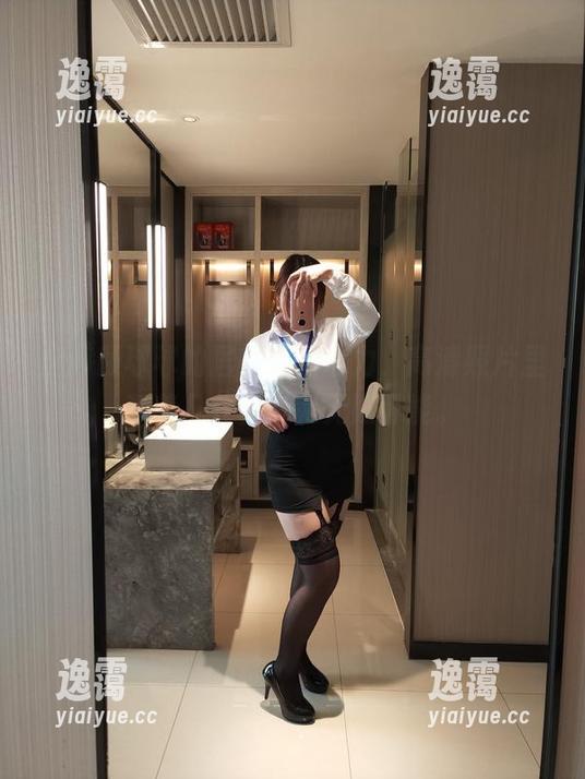 自闭颜球球的居家天然魅力，高清照片里藏着几分傻气和无限可能。