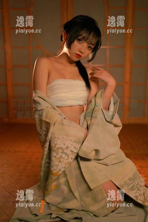 花铃Hana的短裙，简直是精选写真里的“时尚炸弹”，瞬间就抓住了我的目光。