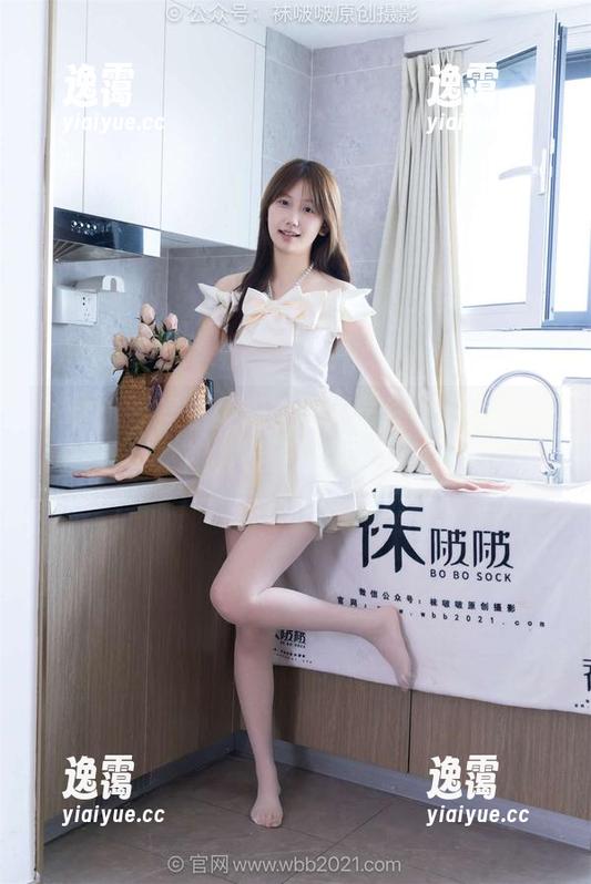 袜啵啵 - 当小安遇上板鞋：图库里的奇幻之旅，鞋子也能发光！