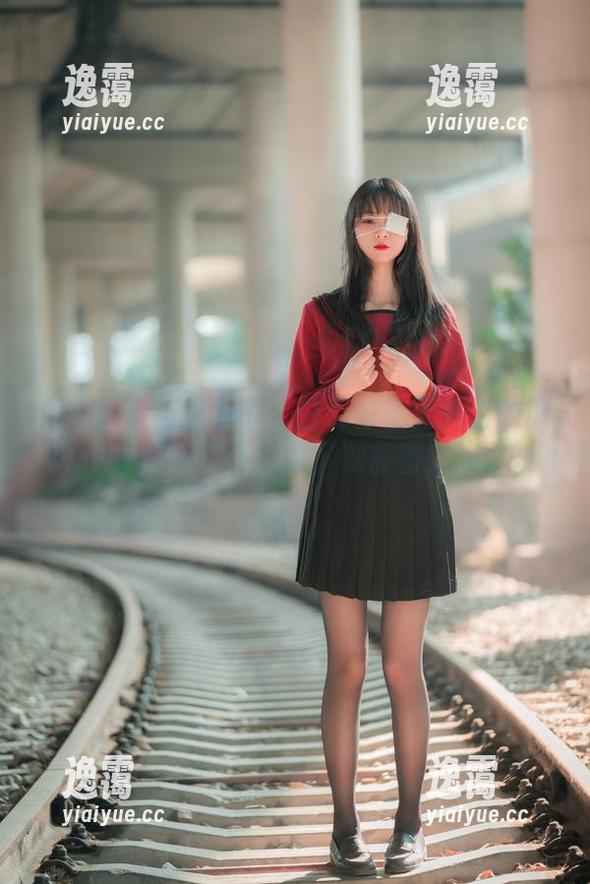 西瓜少女 西瓜少女与你分享:白云森林无外套的原图写真,来吧,别害羞!