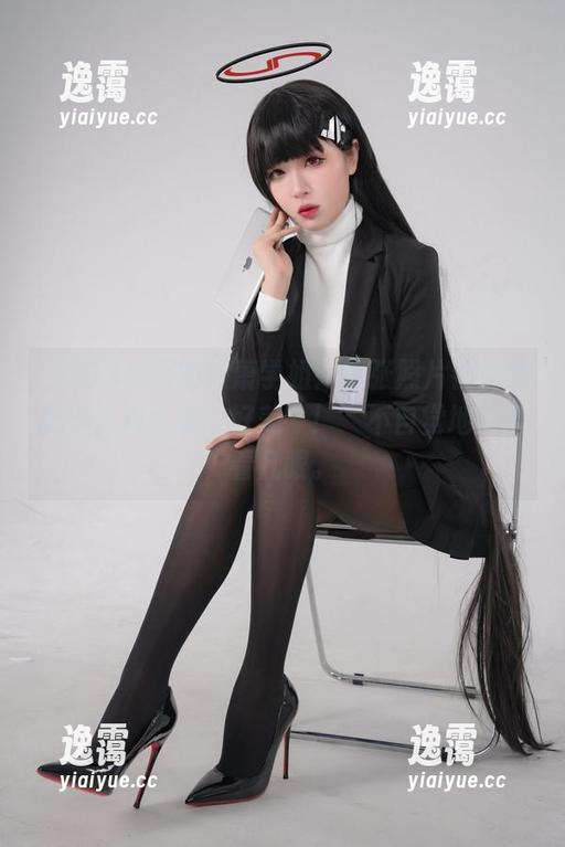 “COS和服的轩萧学姐：每张照片都让我忍不住想大喊‘好美’！”不自觉地想多看几眼。