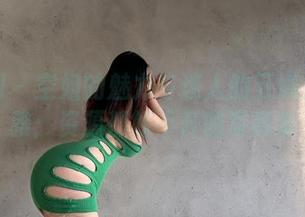 微密圈 – 空姐的魅力与迷人的五姨太的优雅：资源都躲不开的写真集