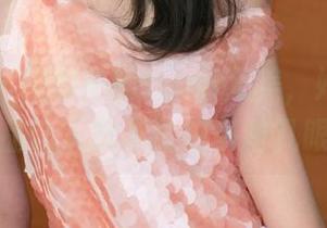 青豆客 – 校服中的Yumi尤美，她的美图作品让人忍不住想多看几眼！