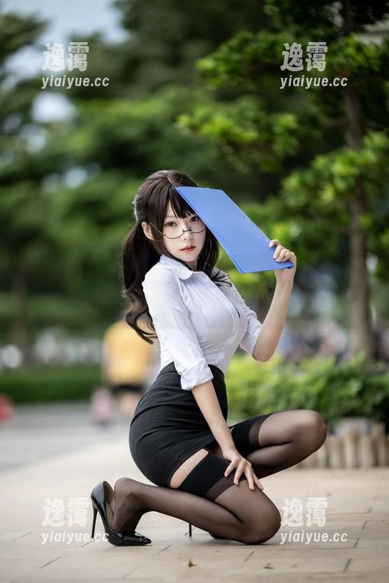 你绝对想不到，香草喵露露的这套黑红内衣裙能这么撩——快来看写真！