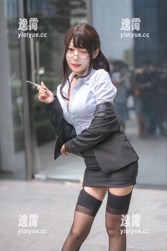 当香草喵露露变身奶牛，cos套图新境界，谁能拒绝这样的萌态？