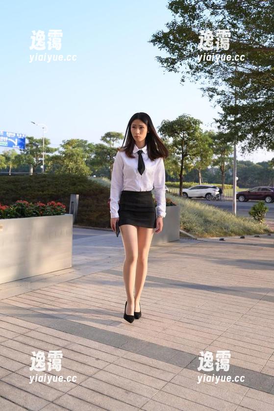 魔镜街拍 - 白色吊带连衣裙加黑丝美腿的组合，婷婷的原图简直是眼福，图册里还有更多惊喜！