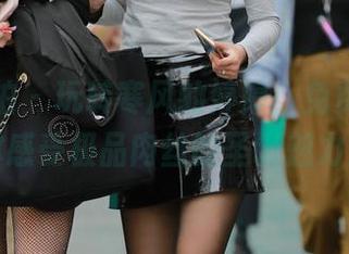 魔镜街拍 – 玩转寒风的婷婷，免费图集让你感受极品肉丝的圣诞魅力！