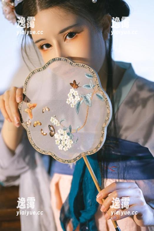 看‘鹿八岁baby’如何在护士装中释放迷人魅力，快来免费下载！